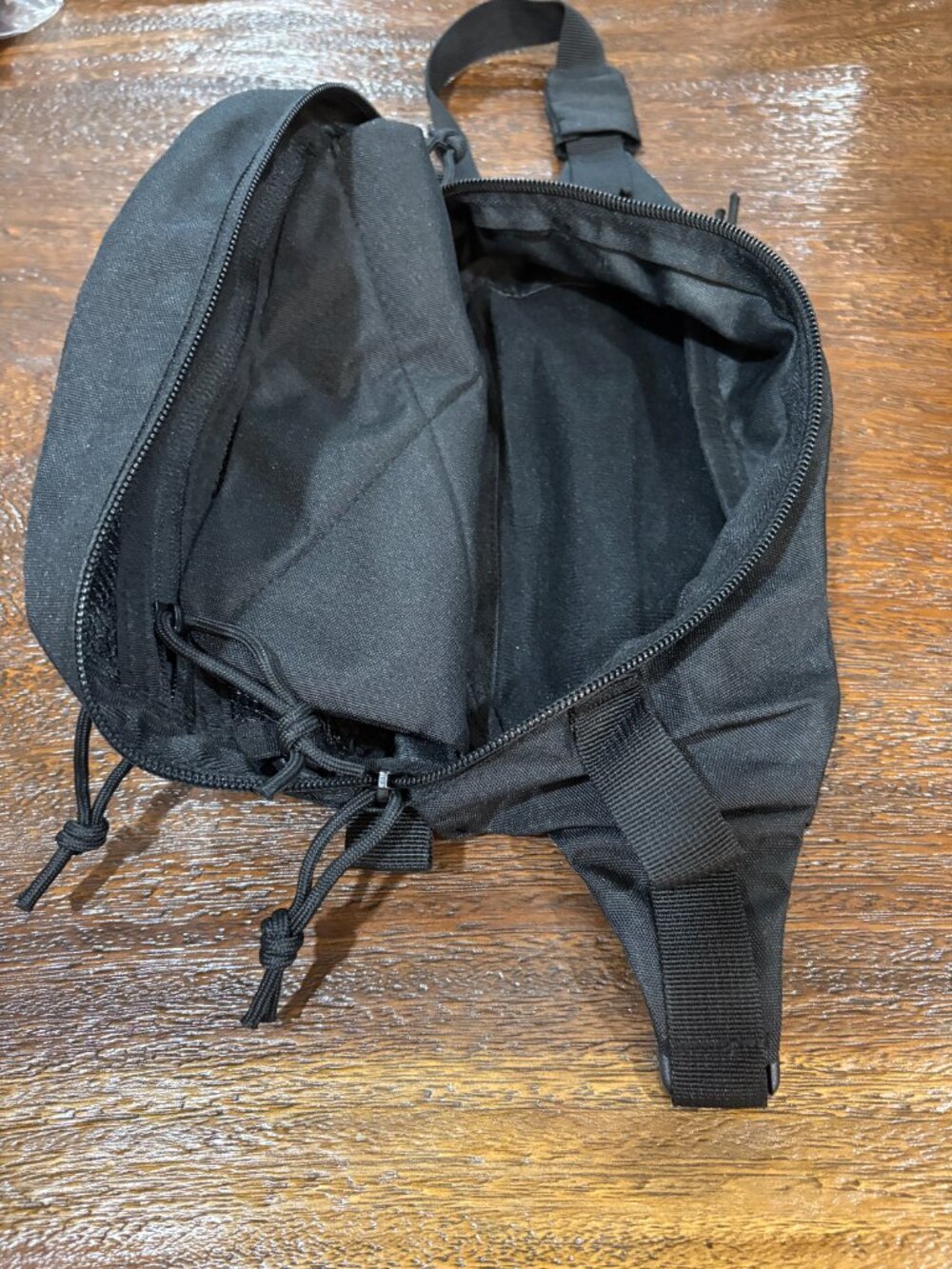 Basic Black easy clean fanny pack, multi pocket padded adjustable - Picture 3 of 4
